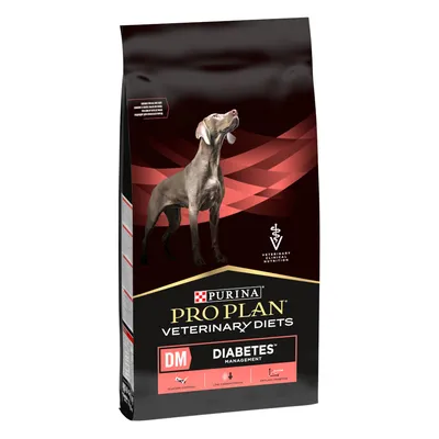 Bag labelled Purina Pro Plan Veterinary Diets DM Diabetes Management, with icons for glucose control, low carbohydrate, and appetite support. Veterinary clinical nutrition stated.