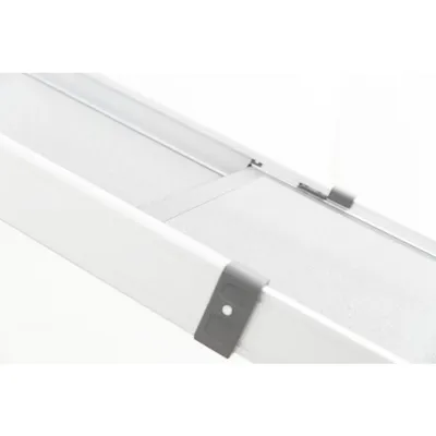 Fragment składanej rampy dla zwierząt, widoczne metalowe elementy i antypoślizgowa powierzchnia. Kolor biały z szarymi detalami.