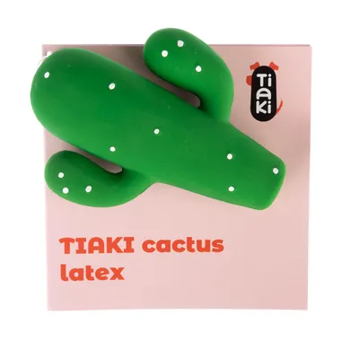 TIAKI kaktusleksak i latex. Grön kaktusleksak av latex med vita prickar, presenterad mot rosa bakgrund.