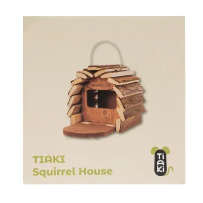 TIAKI Squirrel House z dreva s otvorom a klapkou, vhodný ako úkryt pre veveričky. Viditeľné logo značky TIAKI.