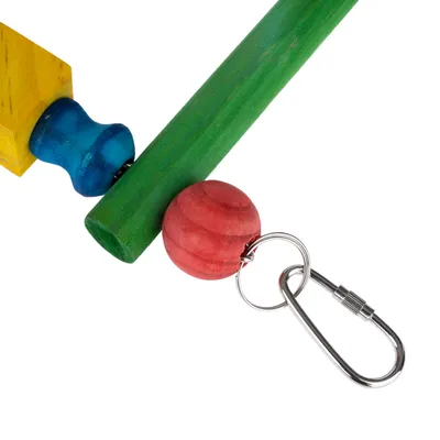 Perchoir en bois coloré avec boule rouge, crochet métallique et éléments jaunes, verts et bleus visibles. Matériaux : bois et métal.