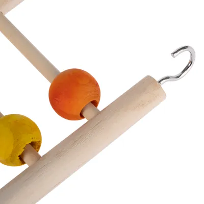 Perchoir en bois avec perles colorées jaune et orange, crochet métallique visible pour fixation.