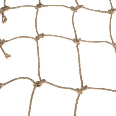 Närbild av ett grovmaskigt nät av naturfibrer med knutar vid korsningspunkterna.