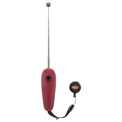 Trixie target stick met uitschuifbare metalen staaf, rode kunststof handgreep en zwart koord met Trixie-merknaam op ronde clip.