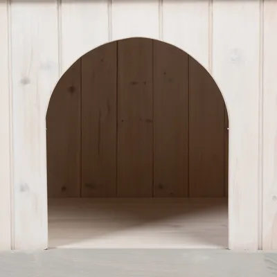 Trästruktur med välvt ingång, lämplig för inomhusbruk eller djurmöbler. Ljusa och mörka träpaneler synliga.