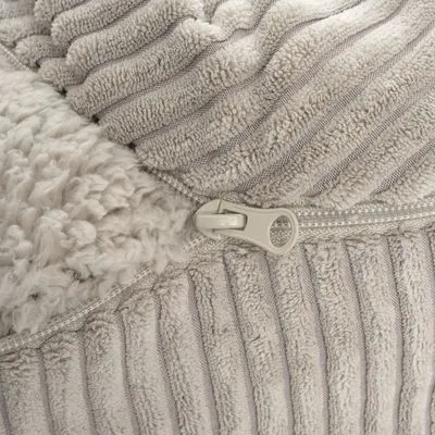 Detail van een huisdierbed met zichtbare ritssluiting, zachte pluche stof en geribbelde textuur. Materiaal: stof en kunststof rits.