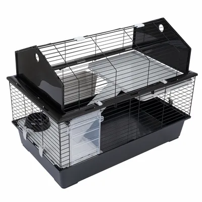 Schwarzes Kleintierkäfig mit zwei Ebenen, Gitterwänden, einer Rampe, einem Futterbereich und einer transparenten Tür vorne.