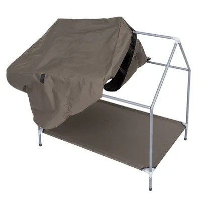 Bruin huisdierenbed met metalen frame en afneembaar stoffen dak, geschikt voor binnen en buiten.