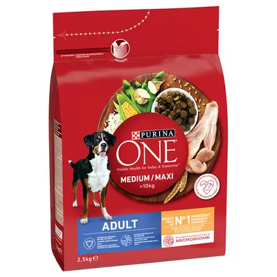 Balení krmiva Purina ONE Medium/Maxi >10 kg Adult, kuře jako č. 1 ingredience, hmotnost 2,5 kg, viditelný pes a suroviny na obalu.