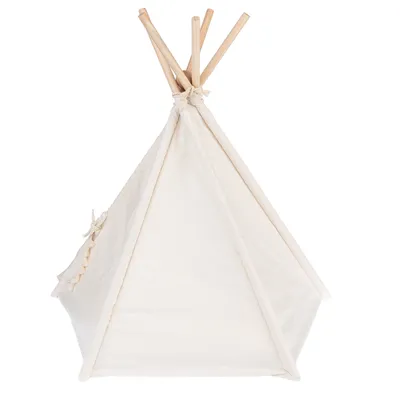 Weisses Tipi-Zelt aus Stoff mit Holzstangen, geeignet als Haustierzubehör oder Rückzugsort.