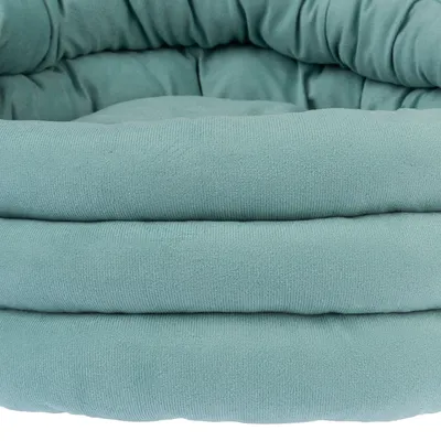 Close-up van een gevoerd, turquoise huisdierenbed met zachte stoffen bekleding.