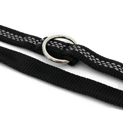 Schwarzes Nylon-Halsband mit reflektierenden Streifen und silbernem Metallring.