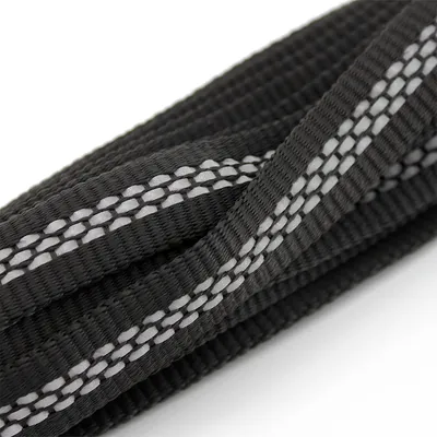 Nahaufnahme eines schwarzen Nylonbands mit reflektierenden Streifen, geeignet für Tierzubehör wie Leinen oder Halsbänder.