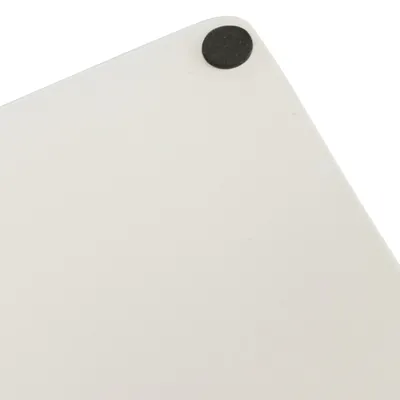 Ъгъл на бяла повърхност с черен кръгъл филцов плъзгач.