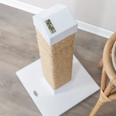 Kratzsäule aus Sisal mit weisser Holzbasis und Oberteil, Label 'BE NORDIC' sichtbar auf der Oberseite.