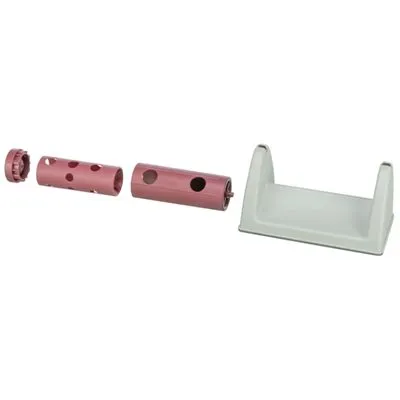 Speelgoed voor huisdieren, bestaande uit drie roze metalen buizen met gaten en een witte kunststof standaard, alle onderdelen los naast elkaar getoond.