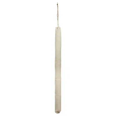 Longue tige recouverte de corde beige, suspendue par une ficelle en haut, sans marque visible ni texte. Matériau apparent : corde ou sisal.
