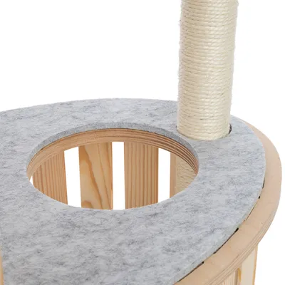 Plateau en bois clair avec revêtement gris et trou central, poteau recouvert de corde sisal fixé sur le côté, partie d’un arbre à chat visible.