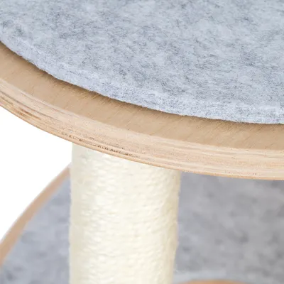 Detaljan prikaz grebalice s drvenom platformom, sivom filcanom podlogom i stupom omotanim sisalom.