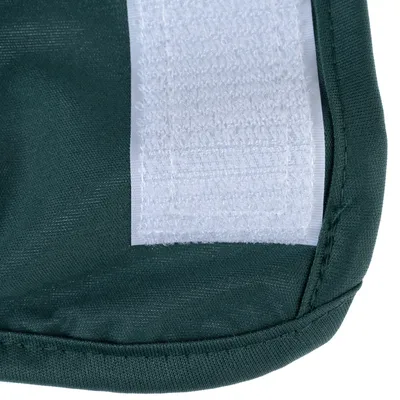 Primo piano di un tessuto verde con chiusura in velcro bianca.