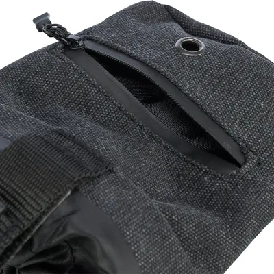 Detaljevisning af en sort taske med lynlås, metaløje og robust stofmateriale.