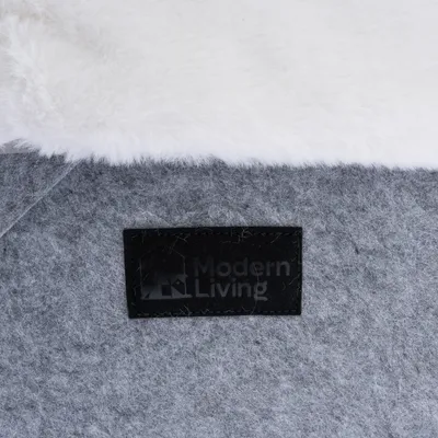 Modern Living Logo auf grauem Filz mit weissem Kunstfellrand.