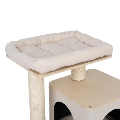 Árbol rascador con plataforma acolchada beige, postes envueltos en sisal y base de madera con cueva.