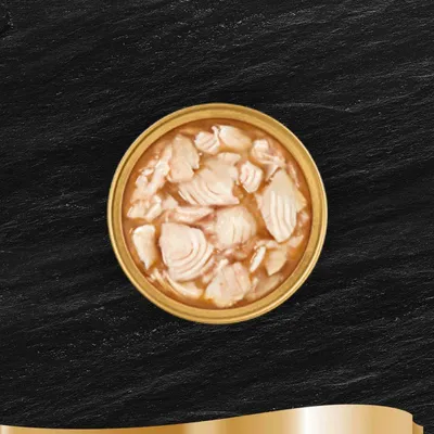 Avoin metallipurkki, jossa vaaleita lihanpaloja liemessä. Tuotemerkkiä tai tekstiä ei näy.