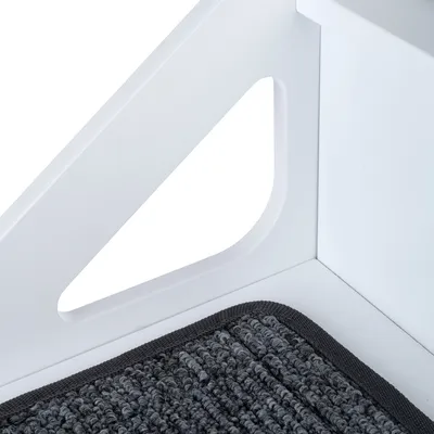 Detailansicht einer weissen Ecke mit grauem Teppich und dreieckigem Ausschnitt im Design.