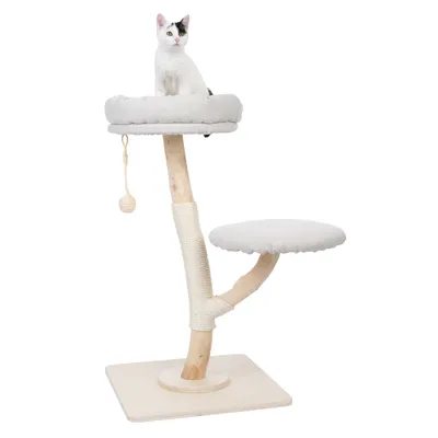 Rascador de madera clara con dos superficies acolchadas, pelota de juego con cuerda y poste envuelto en sisal. Gato sentado en la plataforma superior.