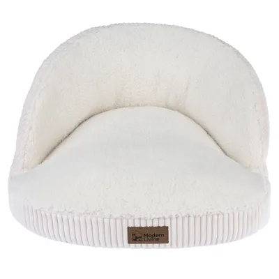 Panier pour animal en tissu blanc avec dossier, étiquette visible portant la marque Modern Living sur le devant.