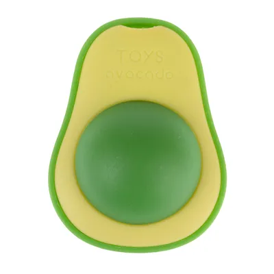 Jouet en forme d’avocat avec texte visible : TOYS avocado, coque extérieure verte et jaune, noyau vert au centre, matériau plastique apparent.