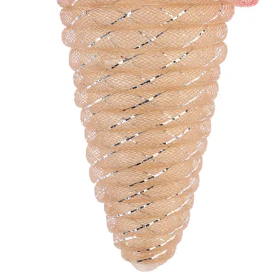 Jouet en forme de cône, recouvert de corde beige et filet, détails brillants visibles. Matériaux : corde, filet synthétique.