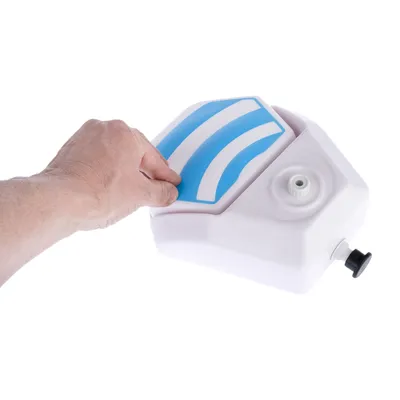 Käsi painaa valkoisen laitteen sinivalkoista ohjauspaneelia, jossa on venttiili, näyttää tuotteen toiminnan.