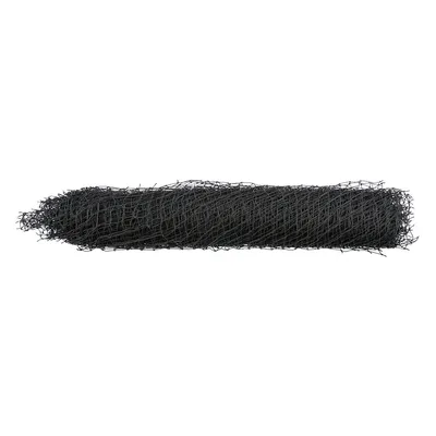 Schwarzes Netzmaterial, gerollt, geeignet für verschiedene Anwendungen im Garten oder Haushalt.