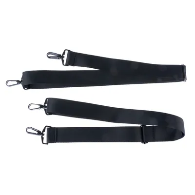 Schwarze verstellbare Gurte mit Metallkarabinern, geeignet für Befestigung oder Tragezwecke.