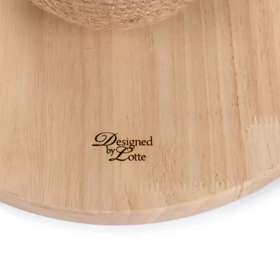 Base in legno con incisione 'Designed by Lotte'.