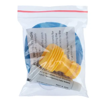 Korjaussarja, jossa keltainen työkalu, liimatuubi ja ohjeet läpinäkyvässä muovipussissa. Ohjeessa osittain näkyvä teksti: 'Kit Instruction'.