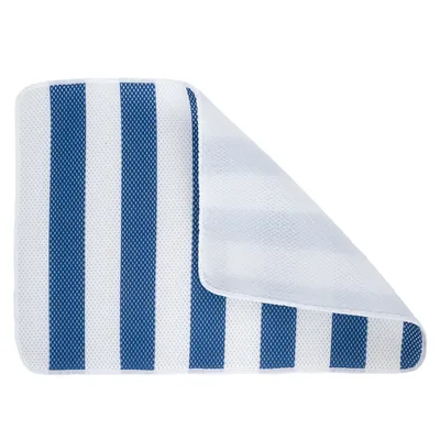 Kylmatta med blåvita ränder, rektangulär, ett hörn vikt. Synligt andningsbart material.