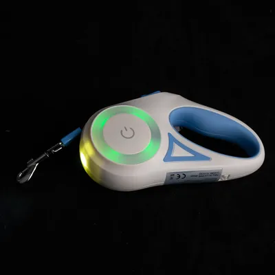 Uittrekbare hondenriem met blauwe handgreep, LED-licht en groen oplichtende aan/uit-schakelaar.