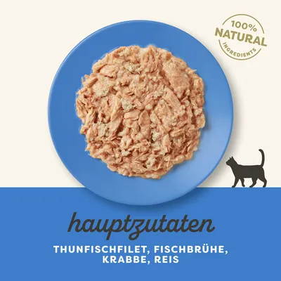 100% NATURAL INGREDIENTS. Hauptzutaten : thunfischfilet, fischbrühe, krabbe, reis (texte en allemand et anglais). Assiette de nourriture pour chat vue du dessus.