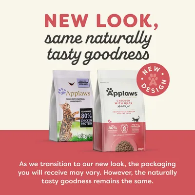 Applaws kattenvoer, oude en nieuwe verpakking zichtbaar. Tekst: NEW LOOK, same naturally tasty goodness. NEW DESIGN. 80% chicken protein, made with natural ingredients, 400g.
