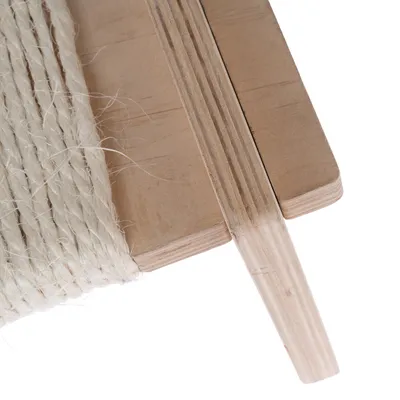 Zbliżenie na drewno i sznur sizalowy, odpowiednie do naprawy drapaka lub projektów DIY.