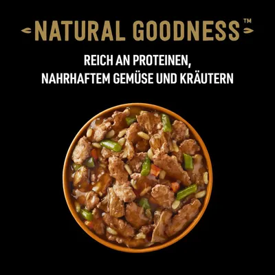 Natural Goodness. Reich an Proteinen, nahrhaftem Gemüse und Kräutern. Abgebildet: Schüssel mit Fleischstücken, grünen Bohnen und Karotten in Sosse.