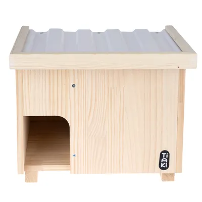 Tiaki Holzhaus mit weissem Dach, rechteckiger Eingang und sichtbaren Schrauben. Aus hellem Holz gefertigt.