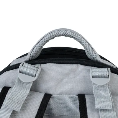 Poignée et sangles réglables en tissu gris sur le dessus d’un sac, fermeture éclair noire visible à l’arrière. Matière : tissu synthétique avec renforts en maille.