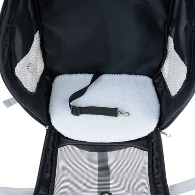 Intérieur d’un sac de transport noir pour animaux avec coussin blanc en tissu peluche, sangle noire à mousqueton et parois latérales en maille filet.