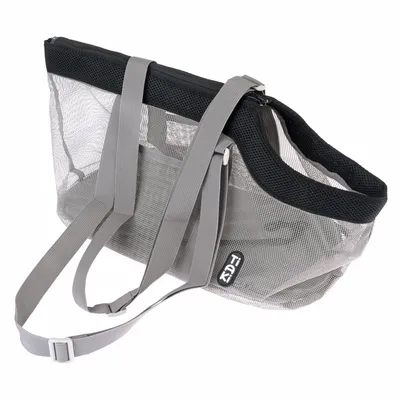 Sac de transport en maille grise avec bretelles réglables, fermeture zippée et étiquette visible Tiaki.