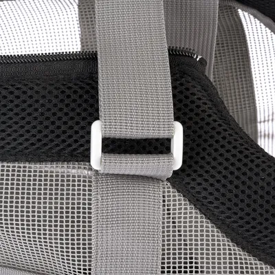 Gros plan sur une sangle grise réglable avec boucle en plastique blanc et tissu filet noir, partie d’un accessoire pour animaux.