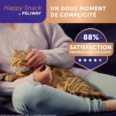 Happy Snack by Feliway, un doux moment de complicité. 88 % satisfaction propriétaires de chats. Femme caressant un chat tigré sur ses genoux.